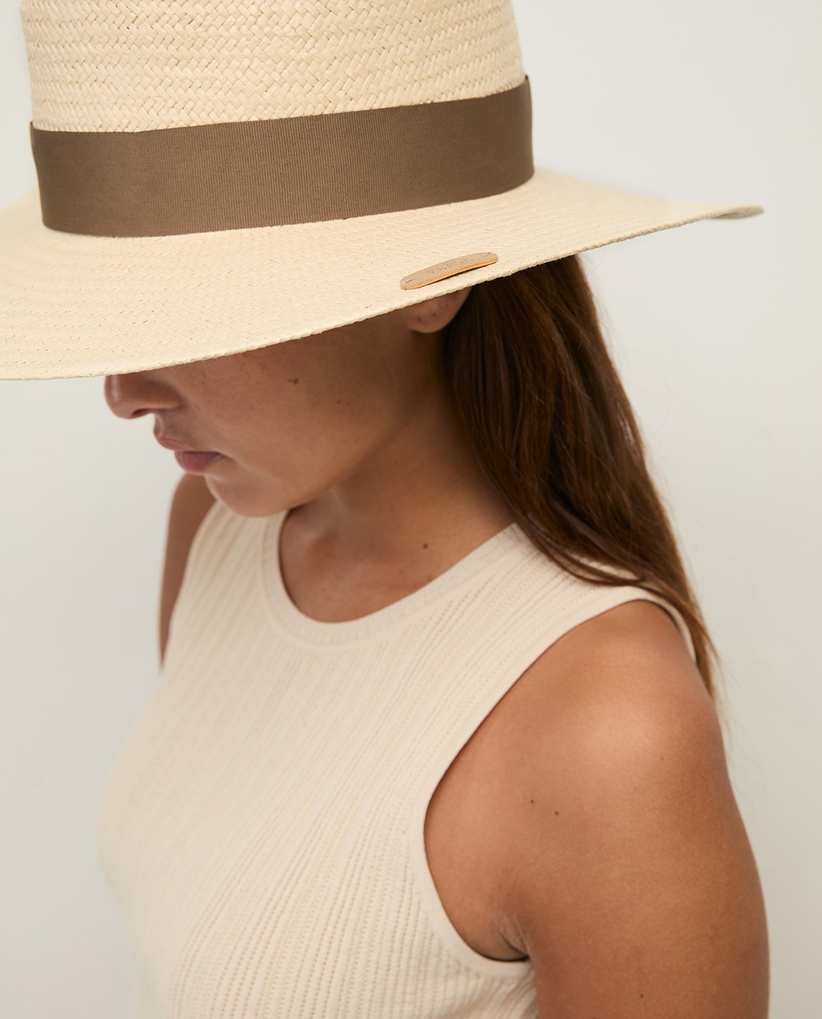 Sombrero estilo Panamá ala ancha