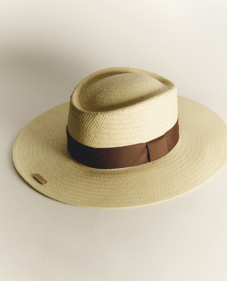 Sombrero estilo Panamá de ala ancha en tono natural con cinta marrón