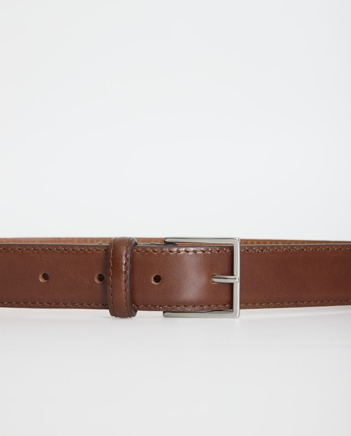 Cinturón de piel hebilla cuadrada en color camel, vista frontal con detalle del tejido 2