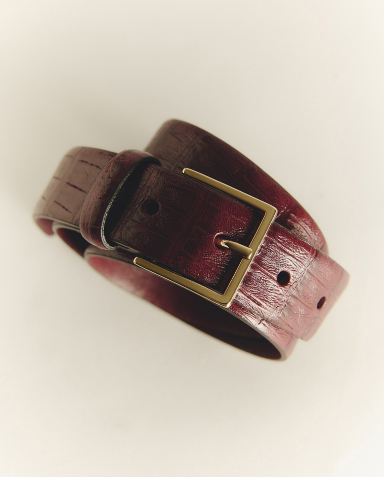 Cinturón de piel hebilla cuadrada en color vino, vista frontal con detalle del tejido