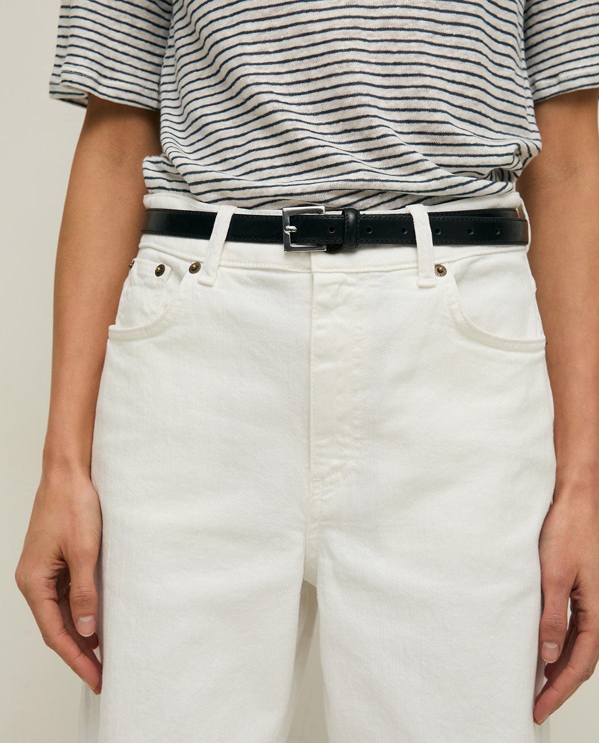 Cinturón fino con hebilla plateada en color negro, vista frontal con detalle del tejido 3