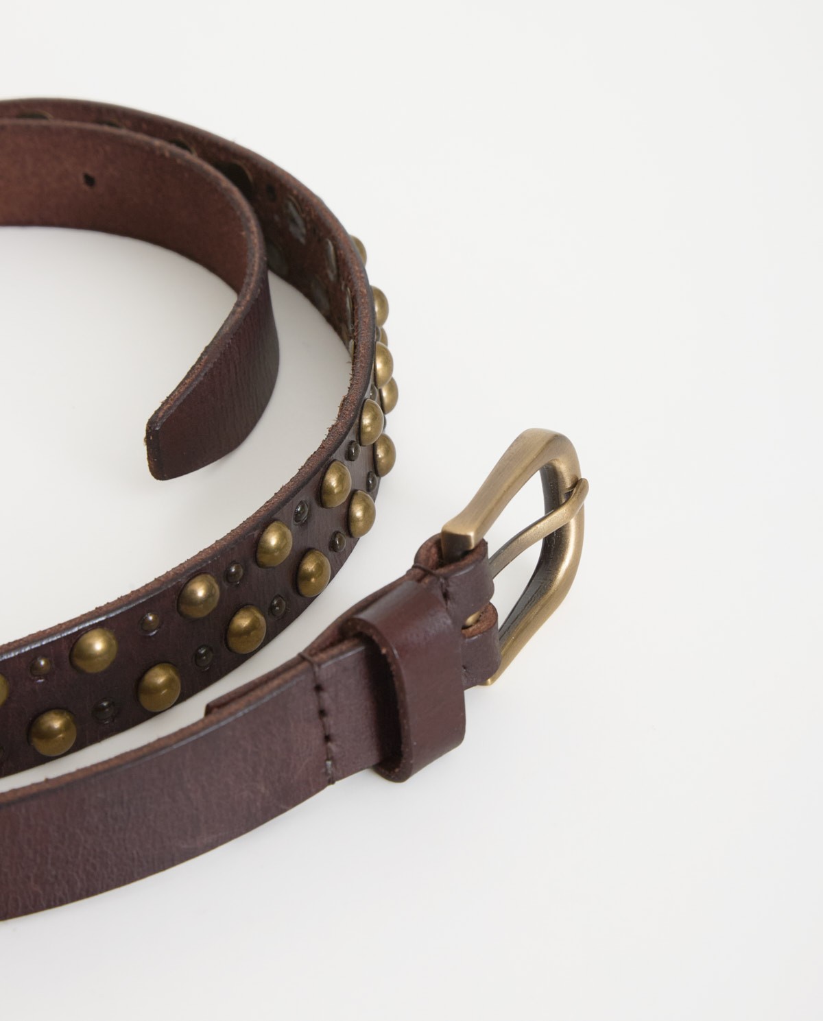 Cinturón de piel con tachuelas en color chocolate, vista frontal con detalle del tejido 2