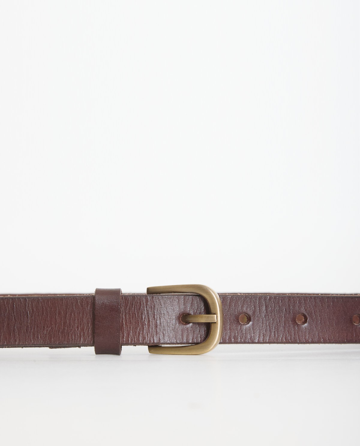 Cinturón de piel con tachuelas en color chocolate, vista frontal con detalle del tejido 3