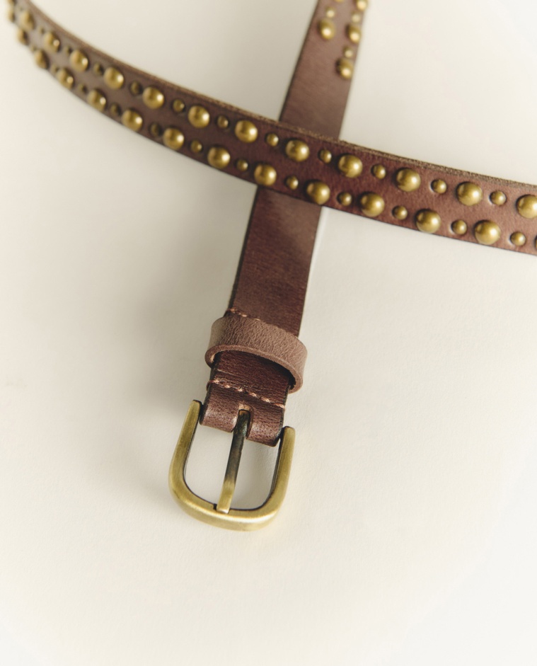 Cinturón de piel con tachuelas en color chocolate, vista frontal con detalle del tejido