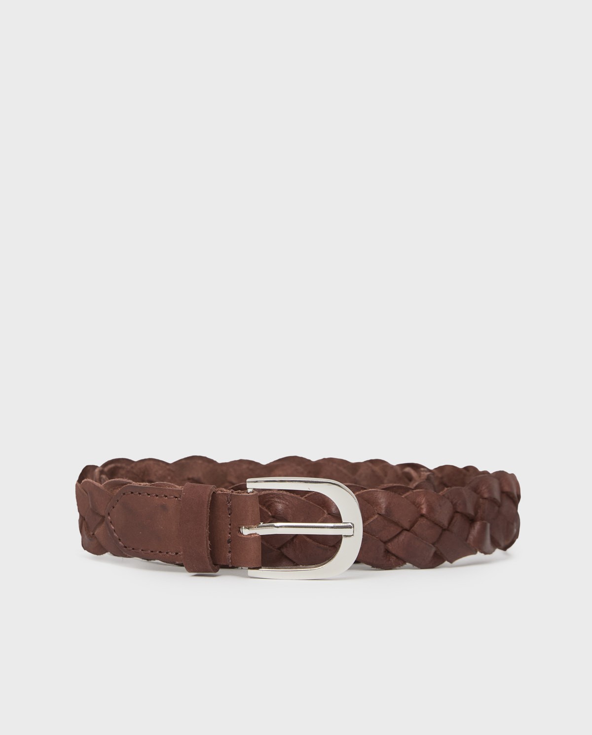 Cinturón trenzado de piel natural en color chocolate, vista frontal con detalle del tejido 2