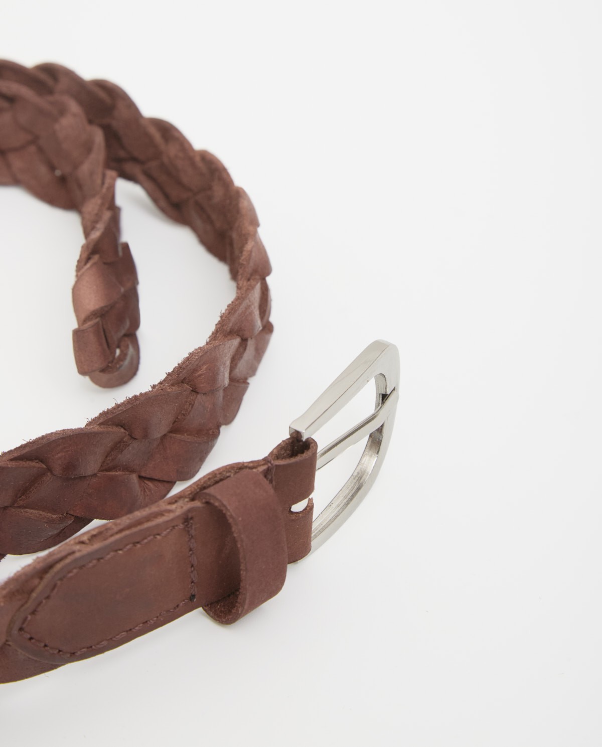 Cinturón trenzado de piel natural en color chocolate, vista frontal con detalle del tejido 3