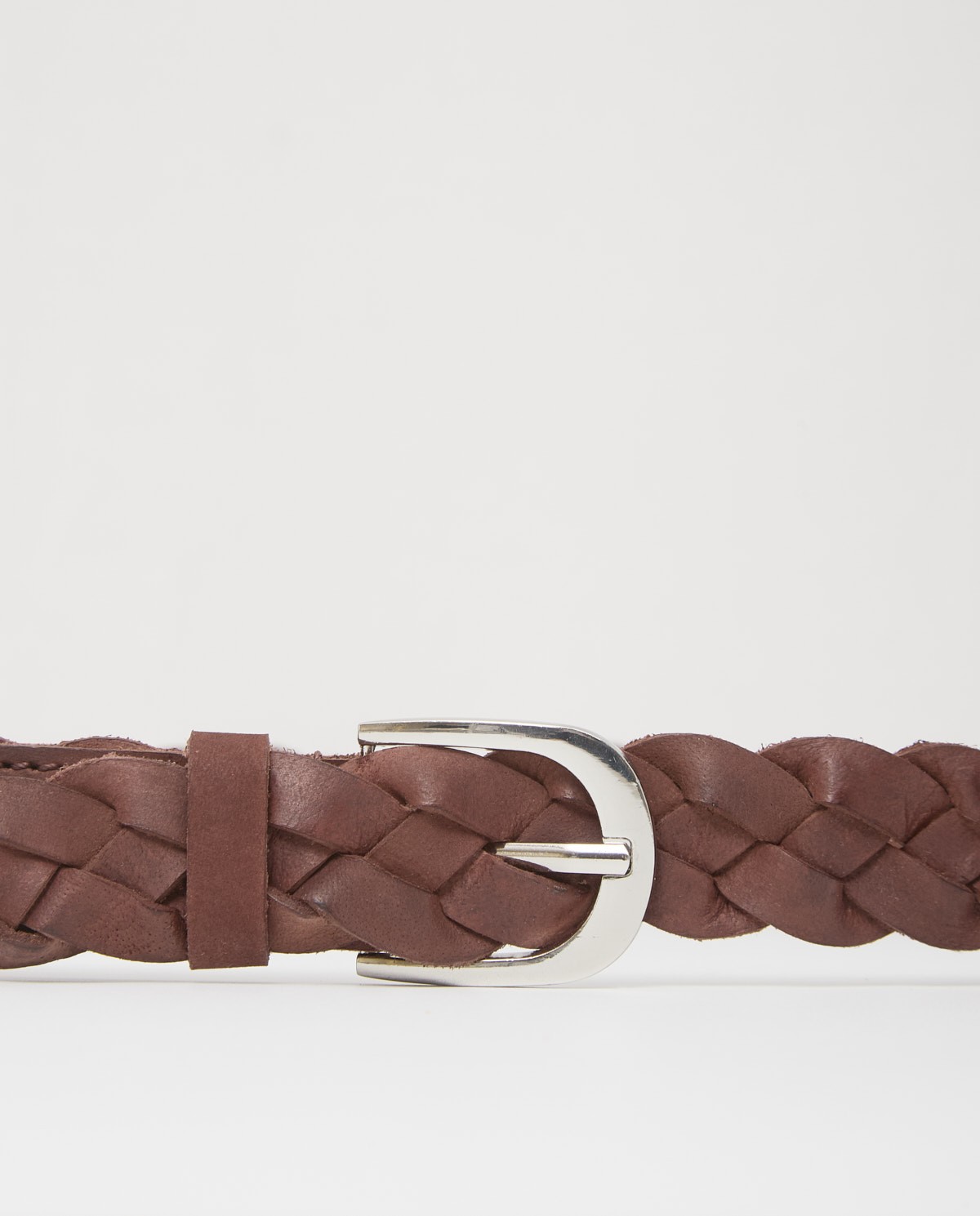 Cinturón trenzado de piel natural en color chocolate, vista frontal con detalle del tejido 4
