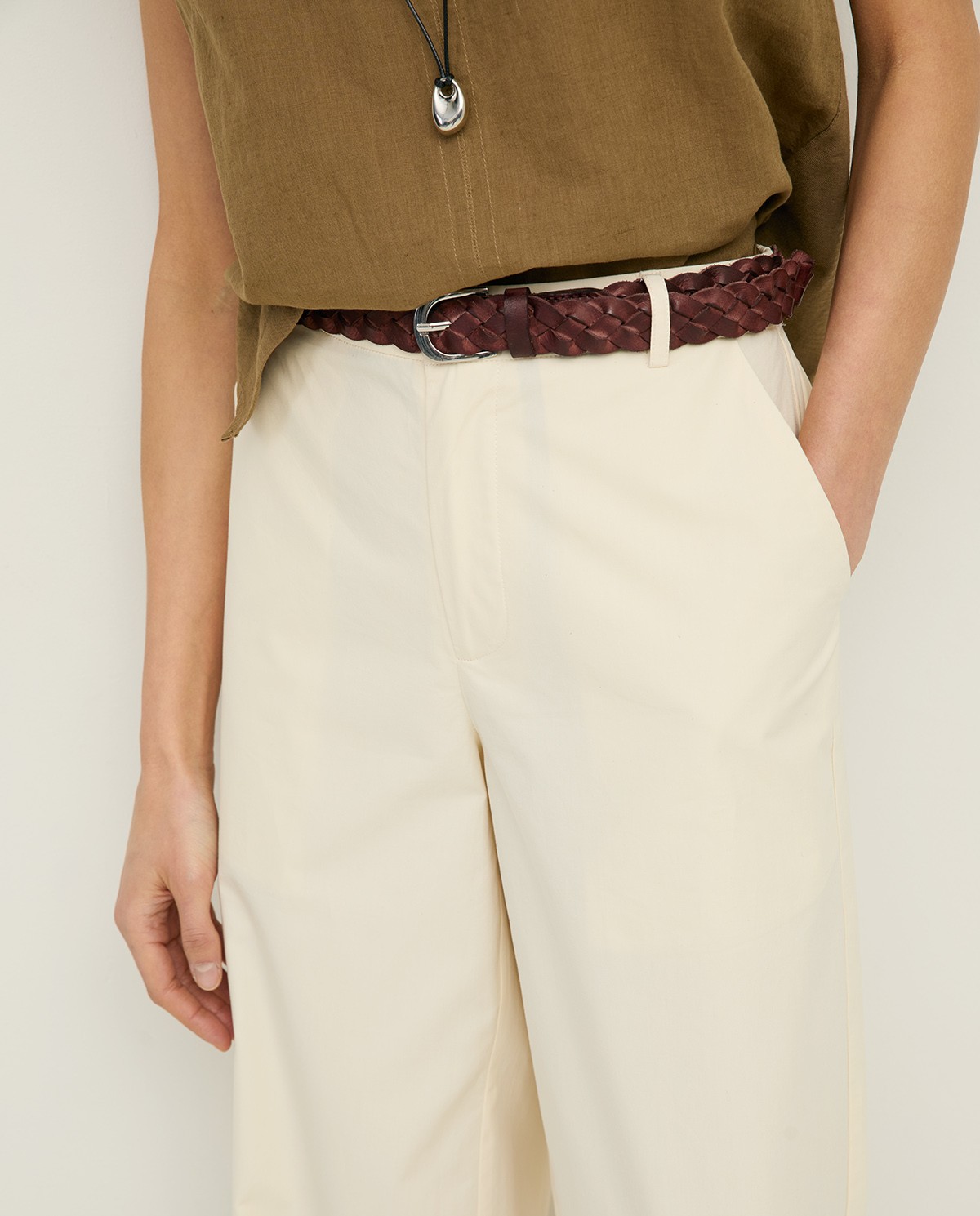 Cinturón trenzado de piel natural en color chocolate, vista frontal con detalle del tejido