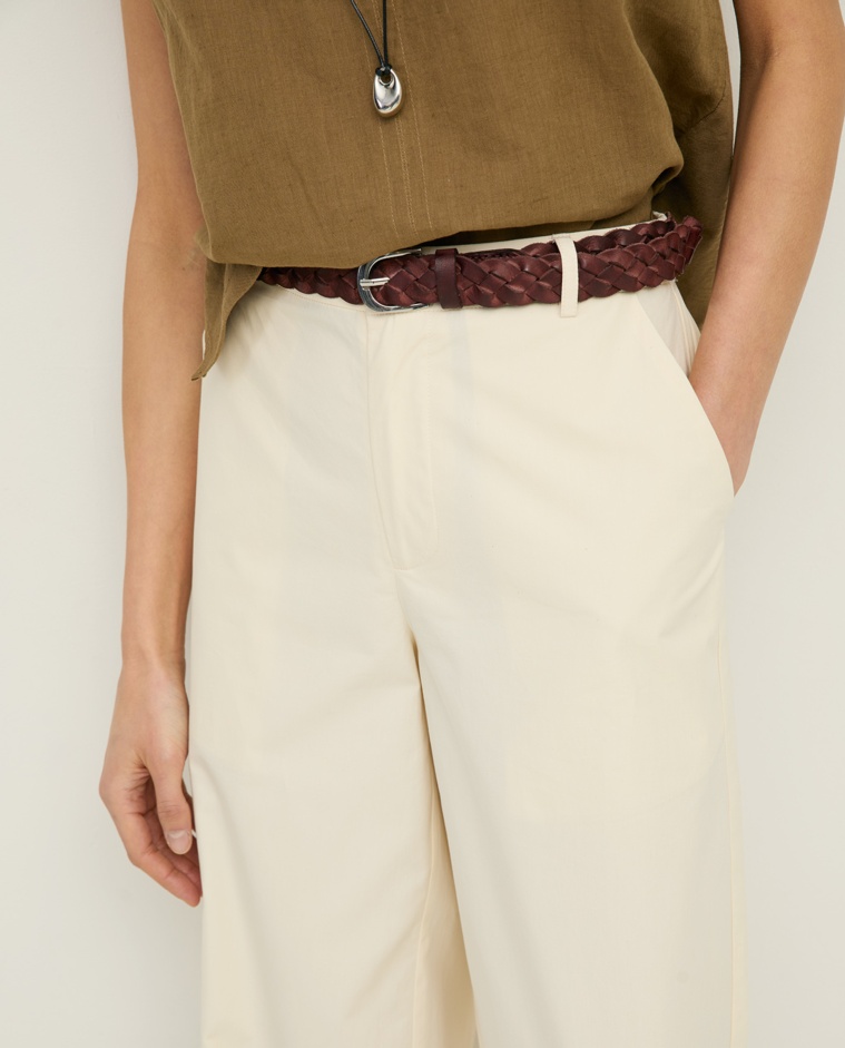 Cinturón trenzado de piel natural en color chocolate, vista frontal con detalle del tejido