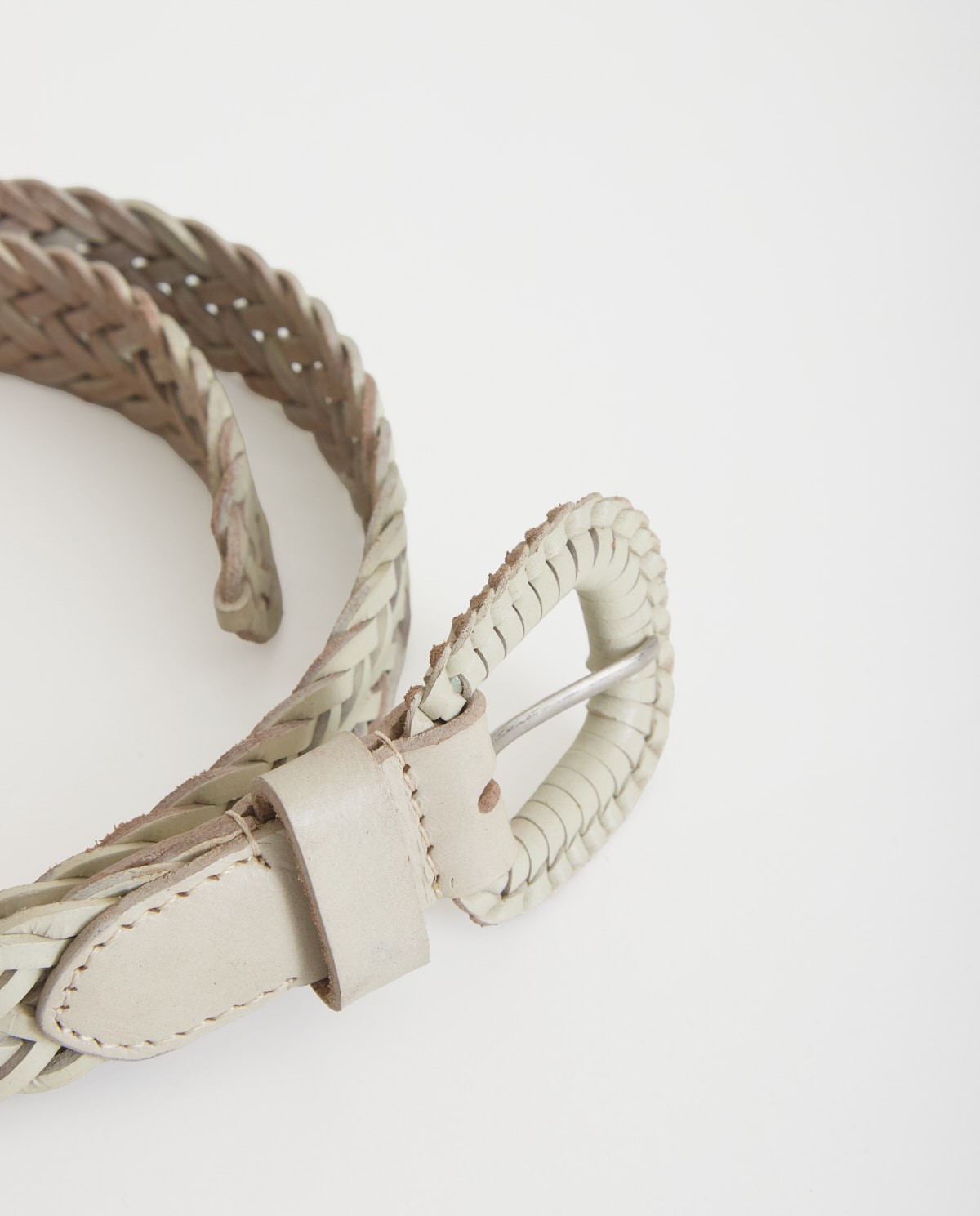 Cinturón de piel trenzado artesanal en color crudo, vista frontal con detalle del tejido 2
