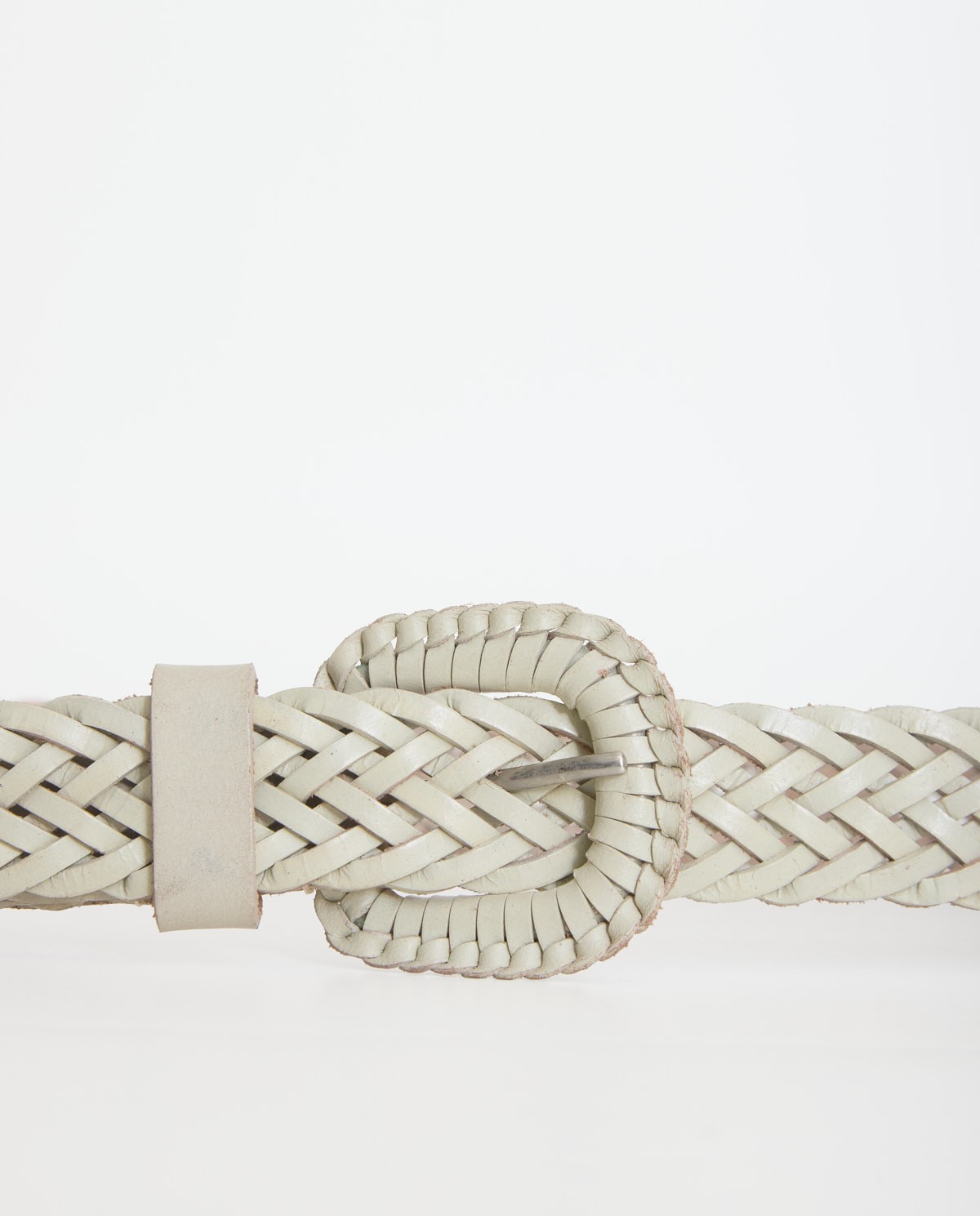 Cinturón de piel trenzado artesanal en color crudo, vista frontal con detalle del tejido 3