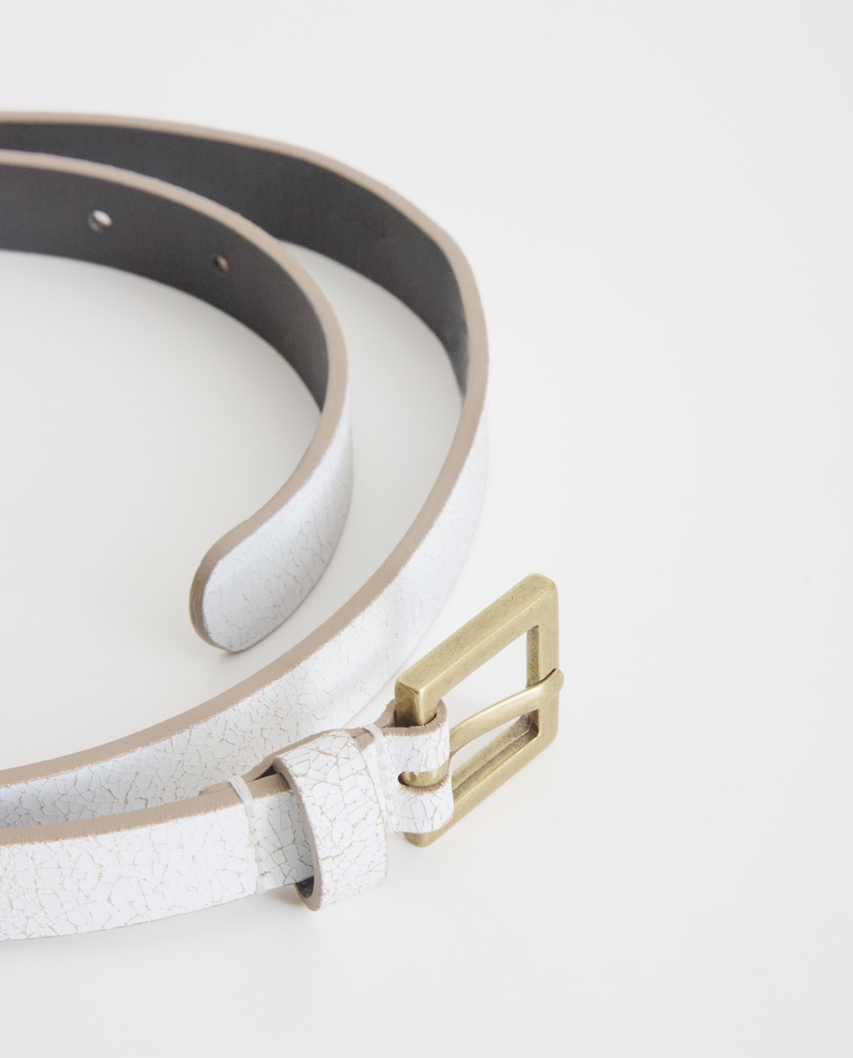 Cinturón piel hebilla cuadrada en color blanco, vista frontal con detalle del tejido 3