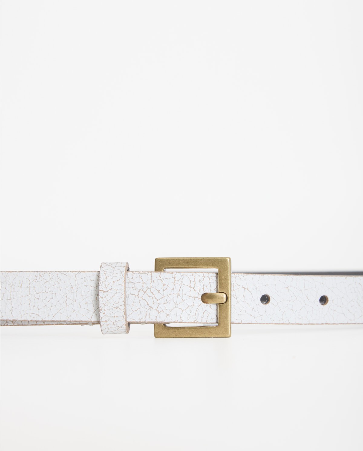 Cinturón piel hebilla cuadrada en color blanco, vista frontal con detalle del tejido 2