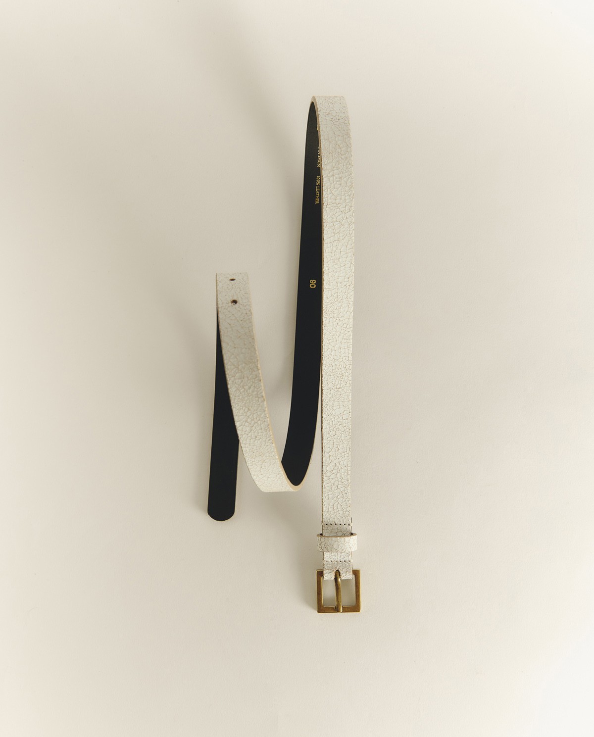 Cinturón piel hebilla cuadrada en color blanco, vista frontal con detalle del tejido