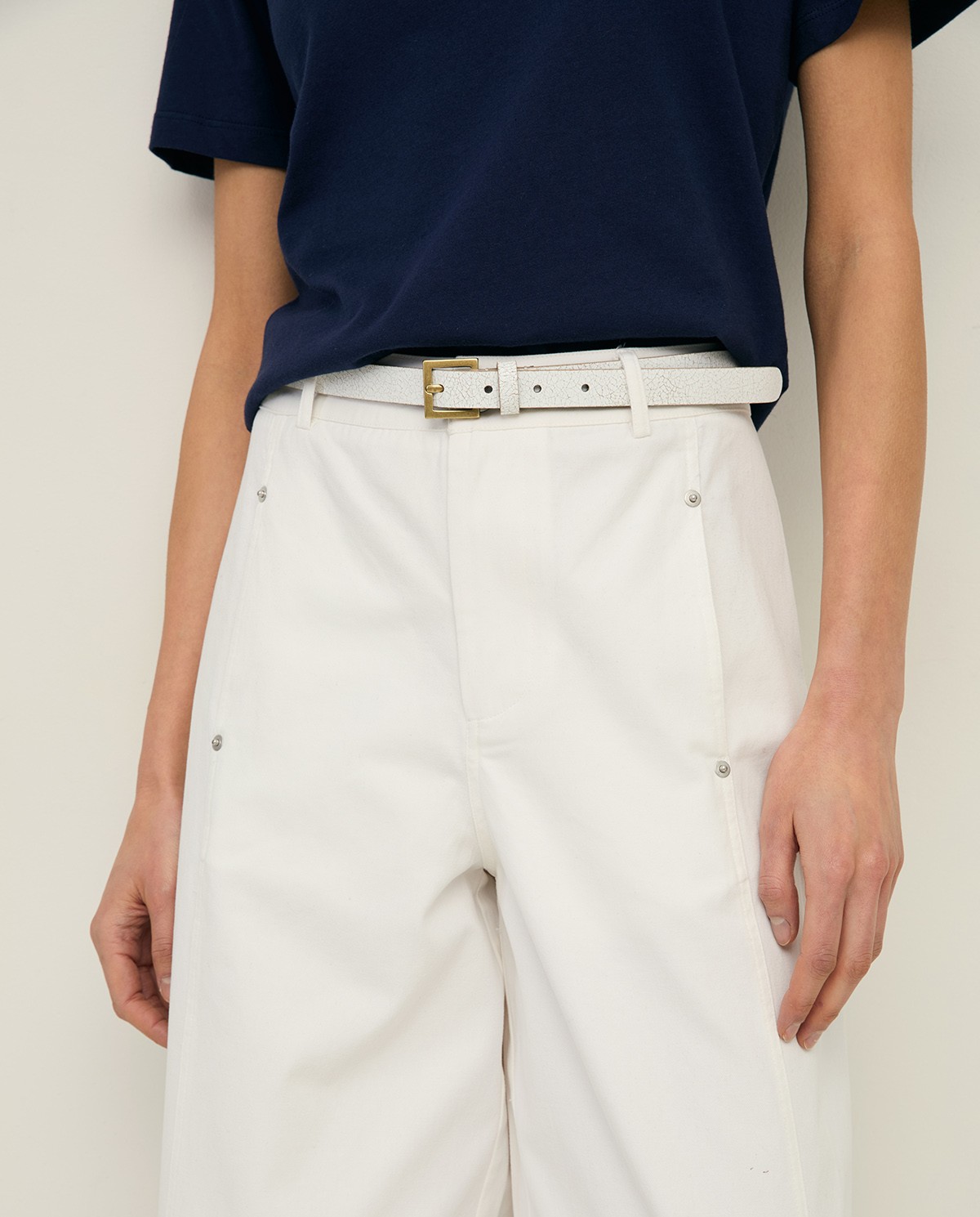 Cinturón piel hebilla cuadrada en color blanco, vista frontal con detalle del tejido 4