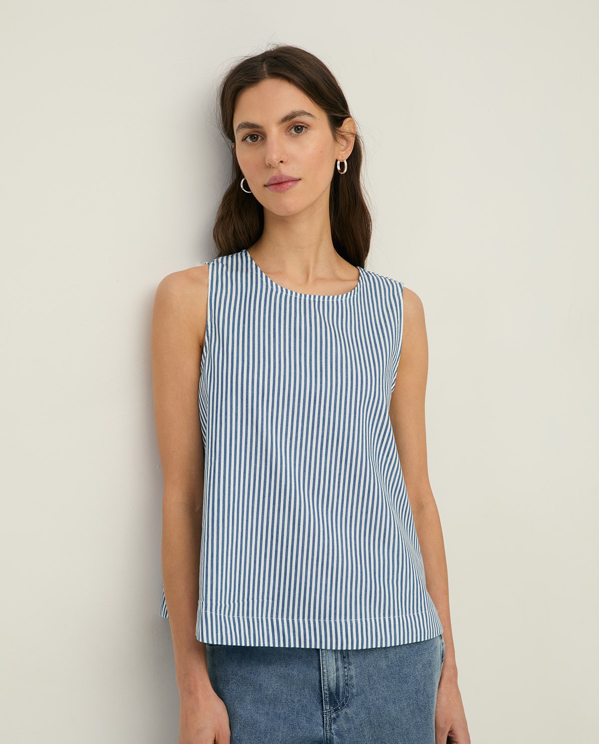 Top oversize algodón rayas en color blanco, vista frontal con detalle del tejido