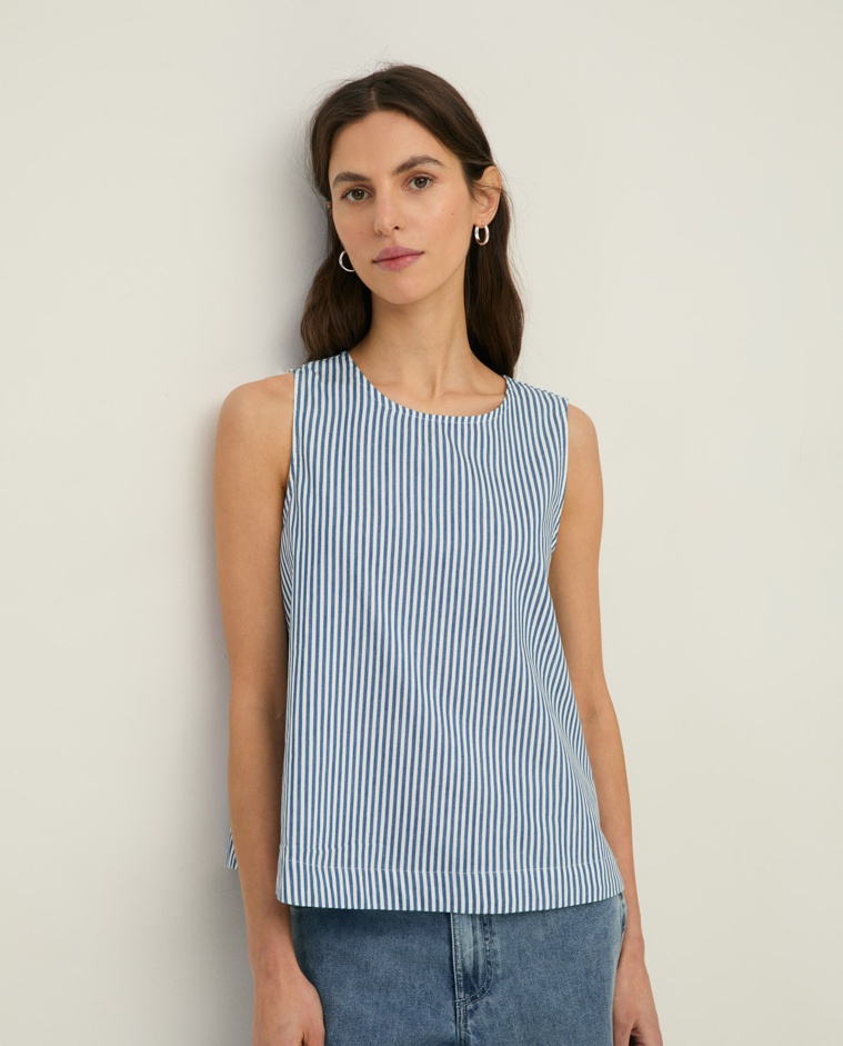 Top oversize algodón rayas en color blanco, vista frontal con detalle del tejido