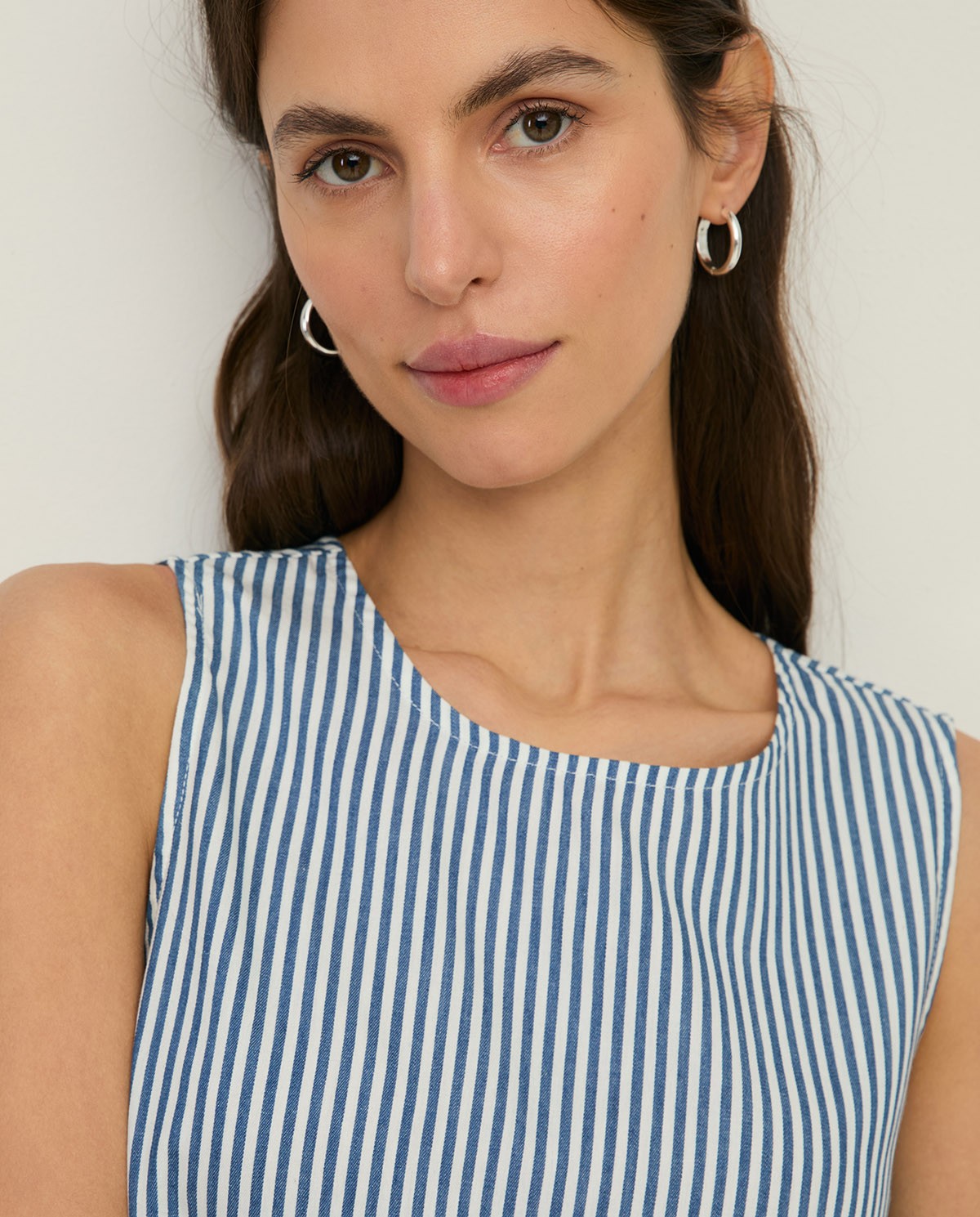 Top oversize algodón rayas en color blanco, vista frontal con detalle del tejido 1