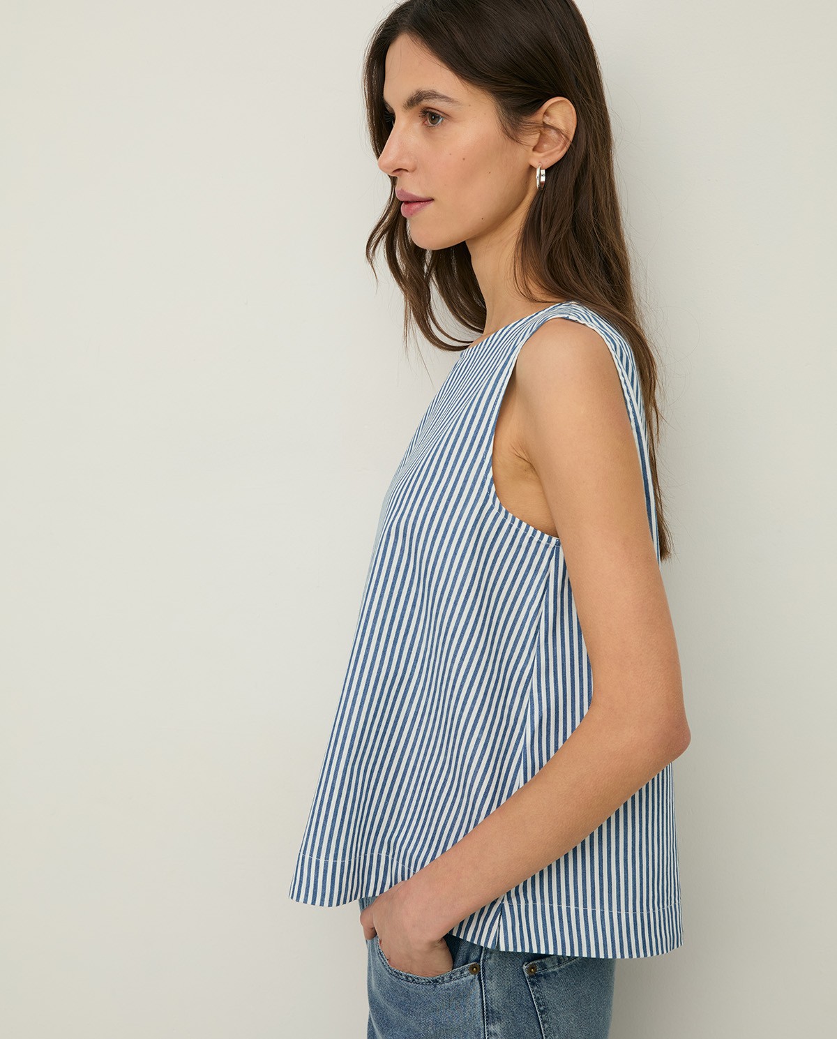 Top oversize algodón rayas en color blanco, vista frontal con detalle del tejido 2