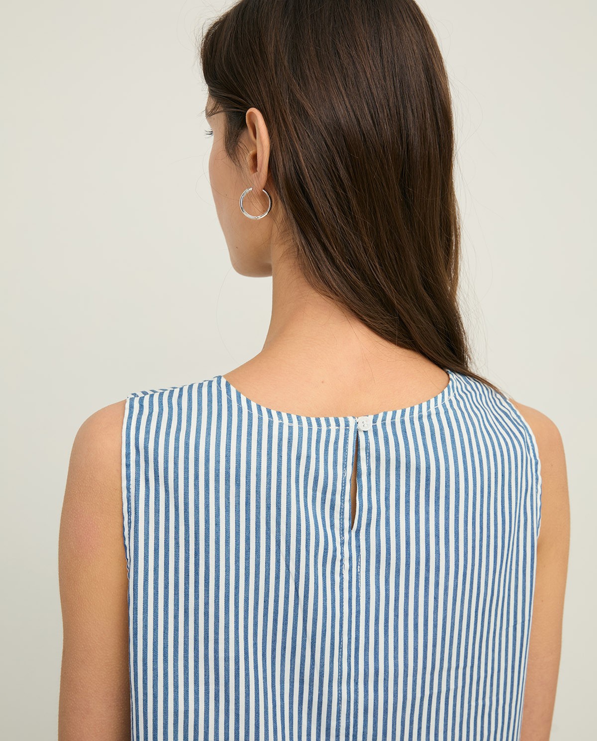 Top oversize algodón rayas en color blanco, vista frontal con detalle del tejido 3