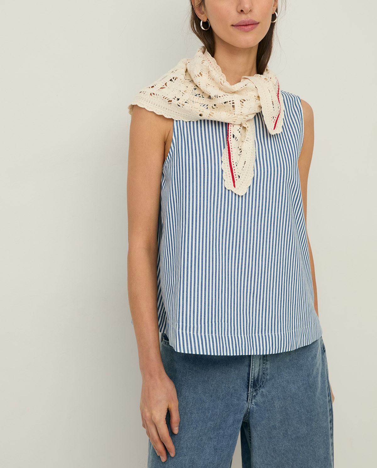 Top oversize algodón rayas en color blanco, vista frontal con detalle del tejido 4