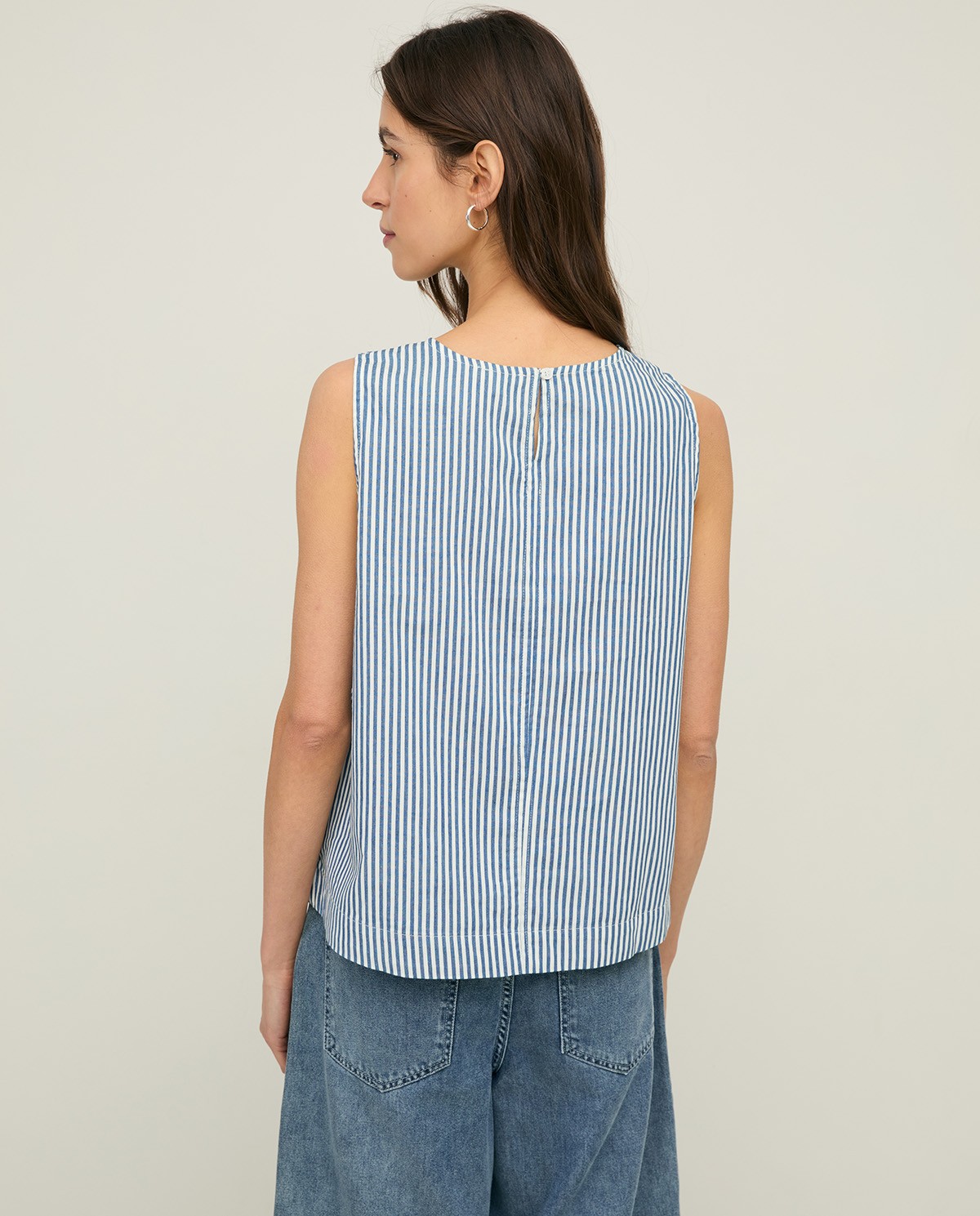 Top oversize algodón rayas en color blanco, vista frontal con detalle del tejido 5