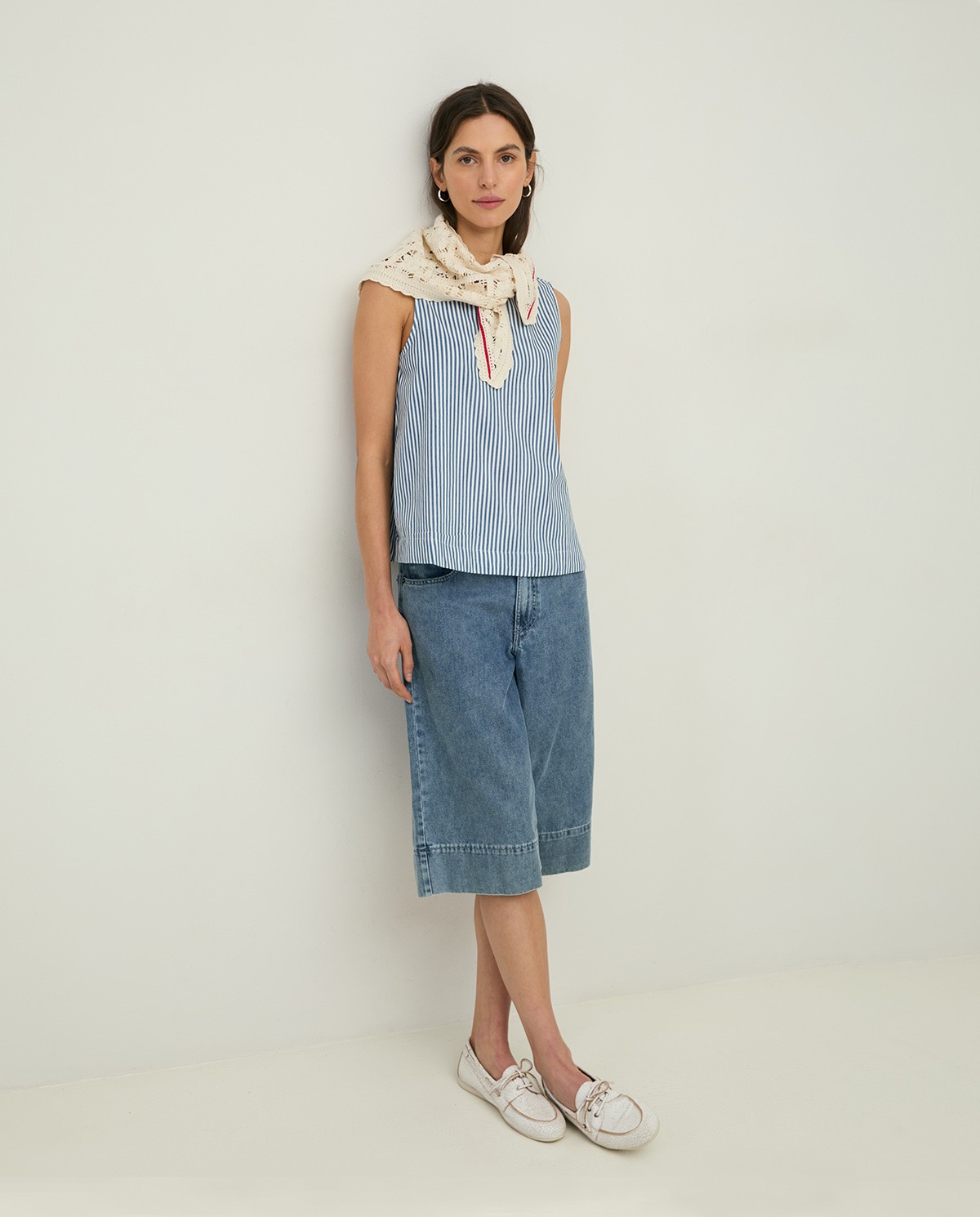 Top oversize algodón rayas en color blanco, vista frontal con detalle del tejido 6