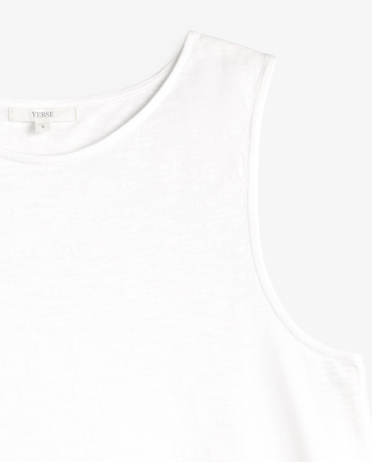 Top tirante ancho algodón flamé en color blanco, vista frontal con detalle del tejido 5