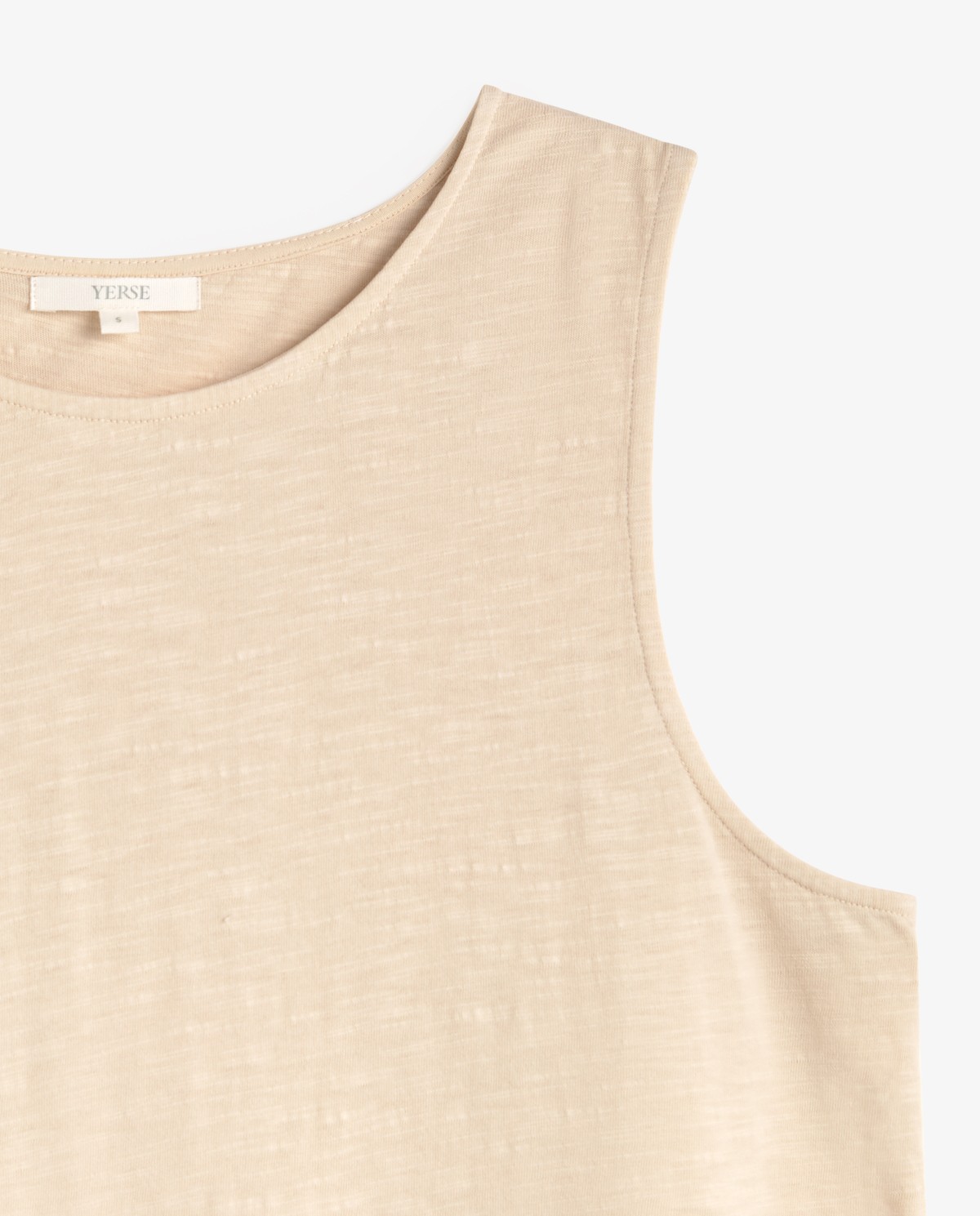 Top tirante ancho algodón flamé en color beige, vista frontal con detalle del tejido 7