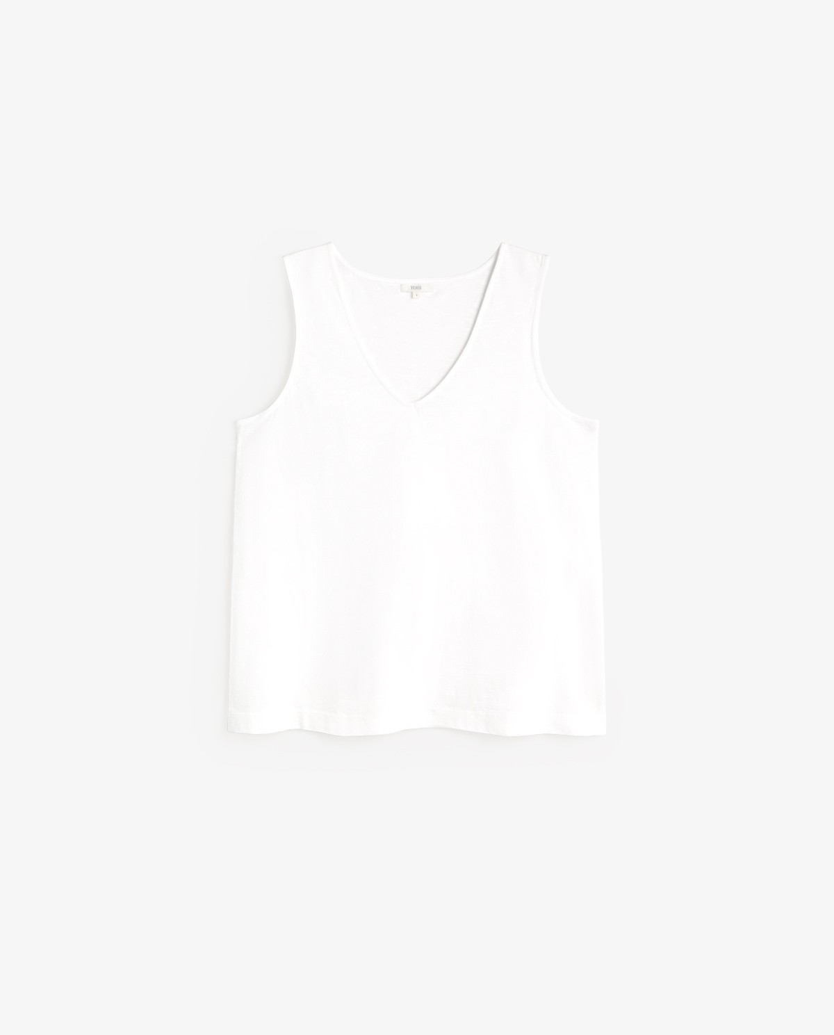 Top algodón flamé escote pico en color blanco, vista frontal con detalle del tejido 5