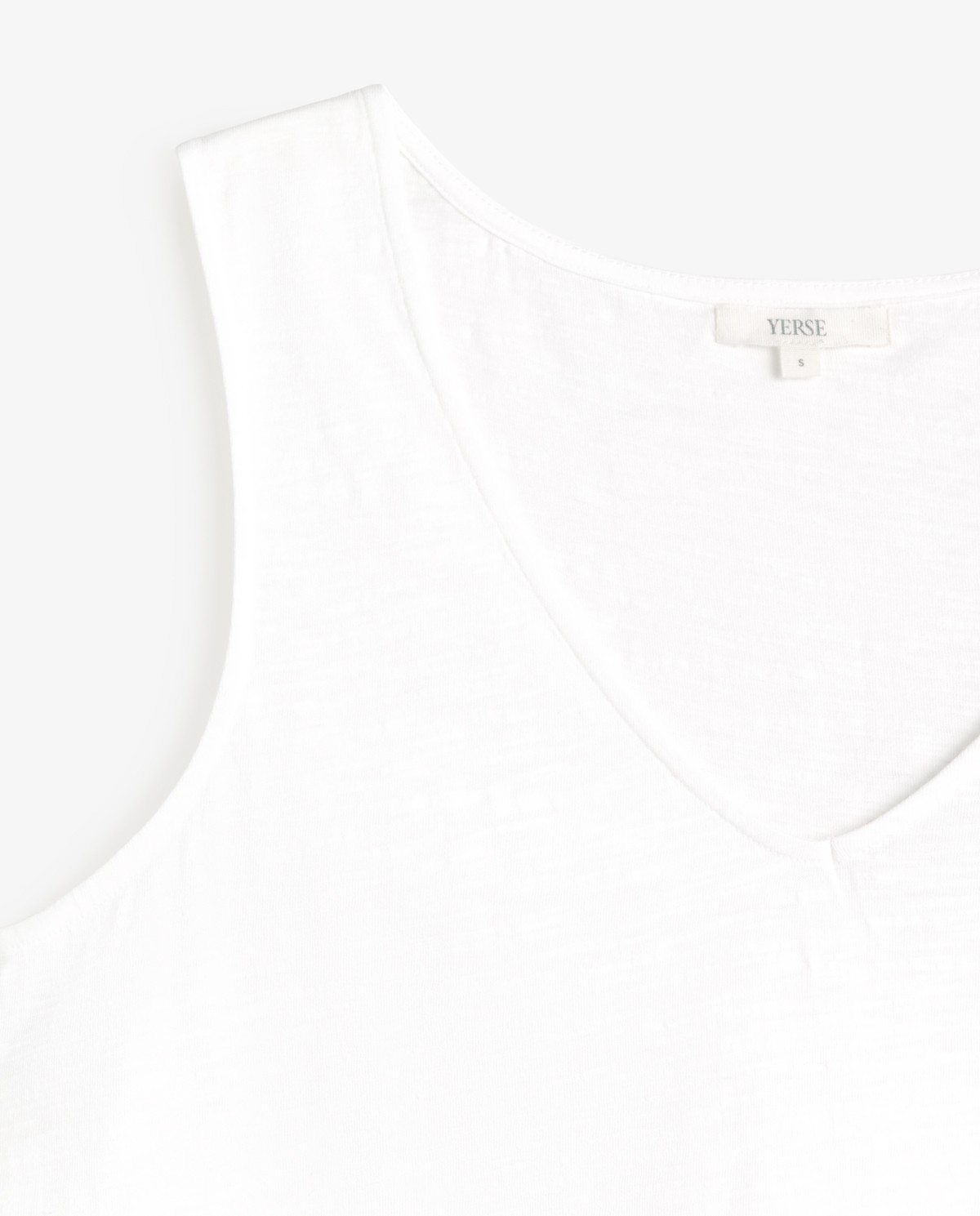 Top algodón flamé escote pico en color blanco, vista frontal con detalle del tejido 6