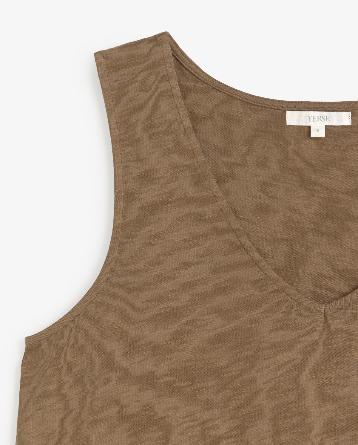 Top algodón flamé escote pico en color caqui, vista frontal con detalle del tejido 6