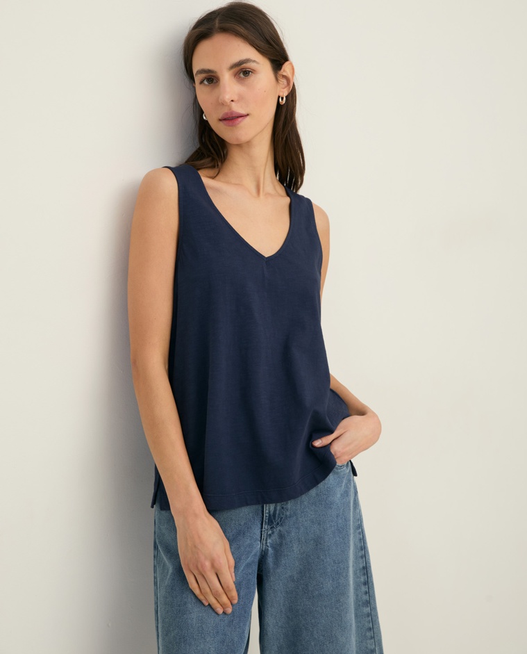 Top algodón flamé escote pico en color azul marino, vista frontal con detalle del tejido