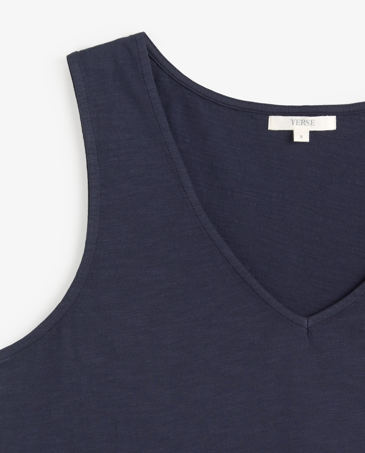 Top algodón flamé escote pico en color azul marino, vista frontal con detalle del tejido 4