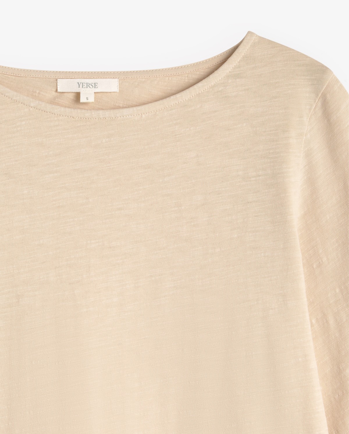 Camiseta flamé escote barco manga francesa en color crudo, vista frontal con detalle del tejido 5