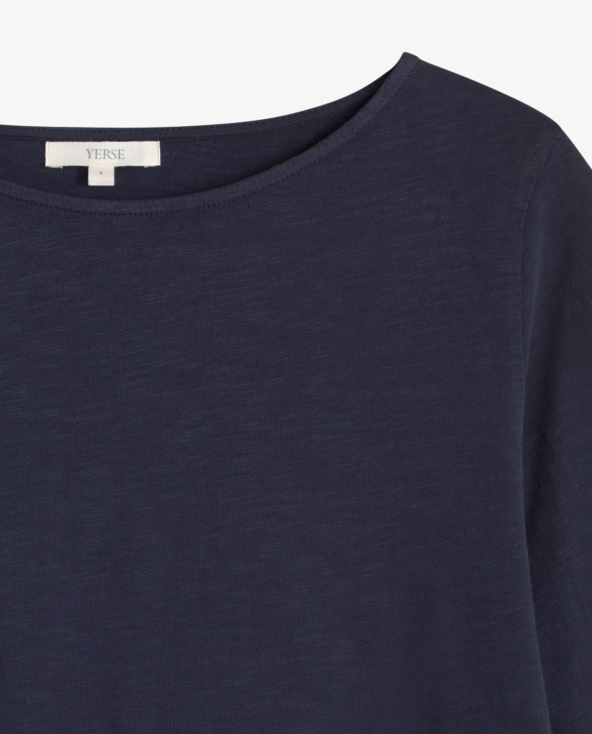 Camiseta flamé escote barco manga francesa en color azul marino, vista frontal con detalle del tejido 5