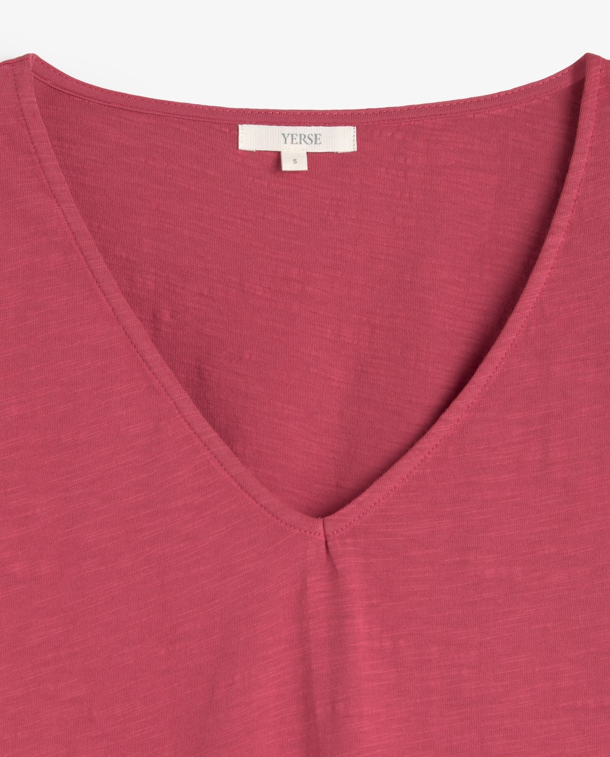 Camiseta algodón flamé manga francesa en color frambuesa, vista frontal con detalle del tejido 6