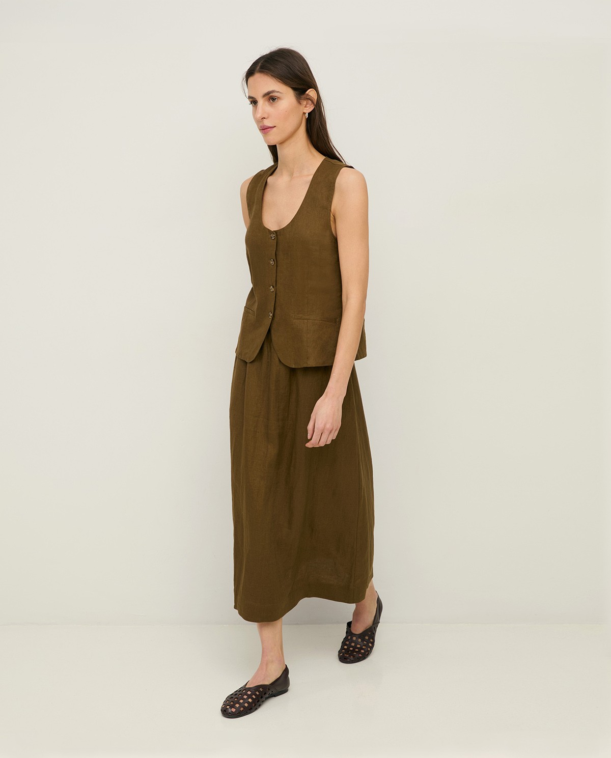 Falda de lino en color caqui, vista frontal con detalle del tejido 1