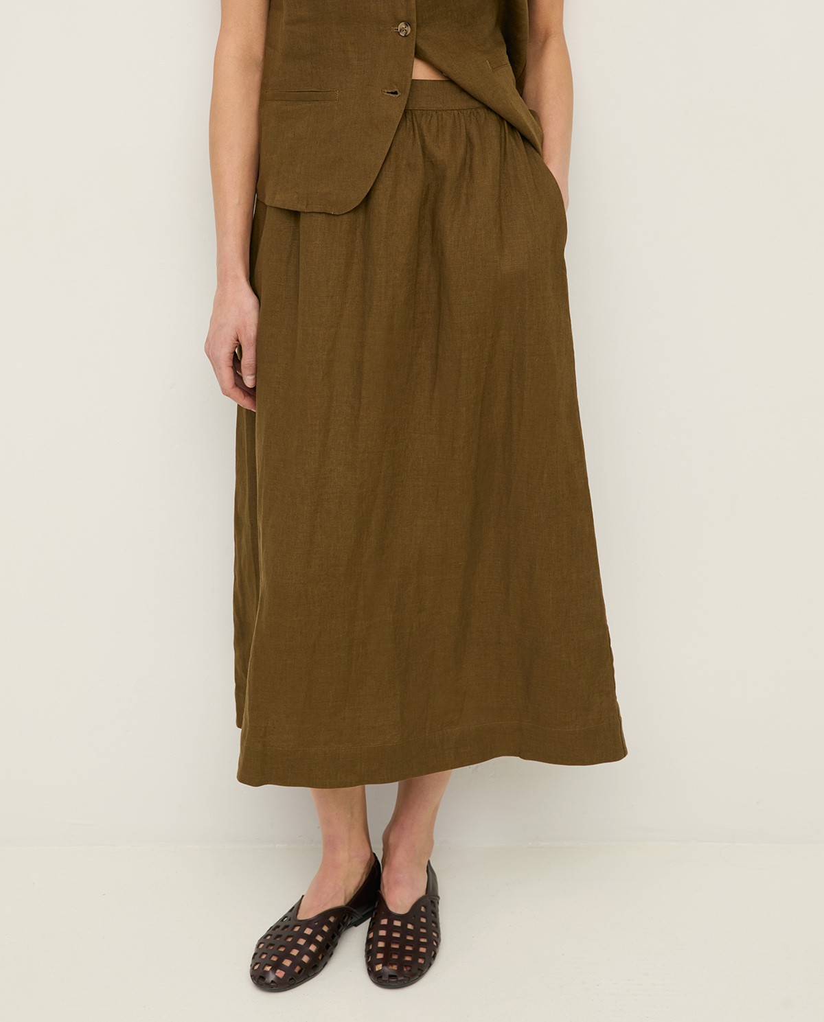 Falda de lino en color caqui, vista frontal con detalle del tejido 2