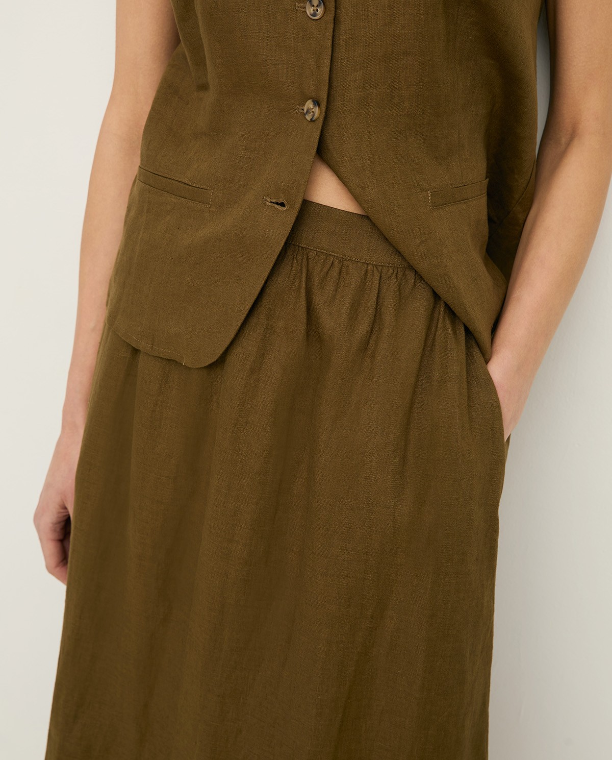 Falda de lino en color caqui, vista frontal con detalle del tejido 3