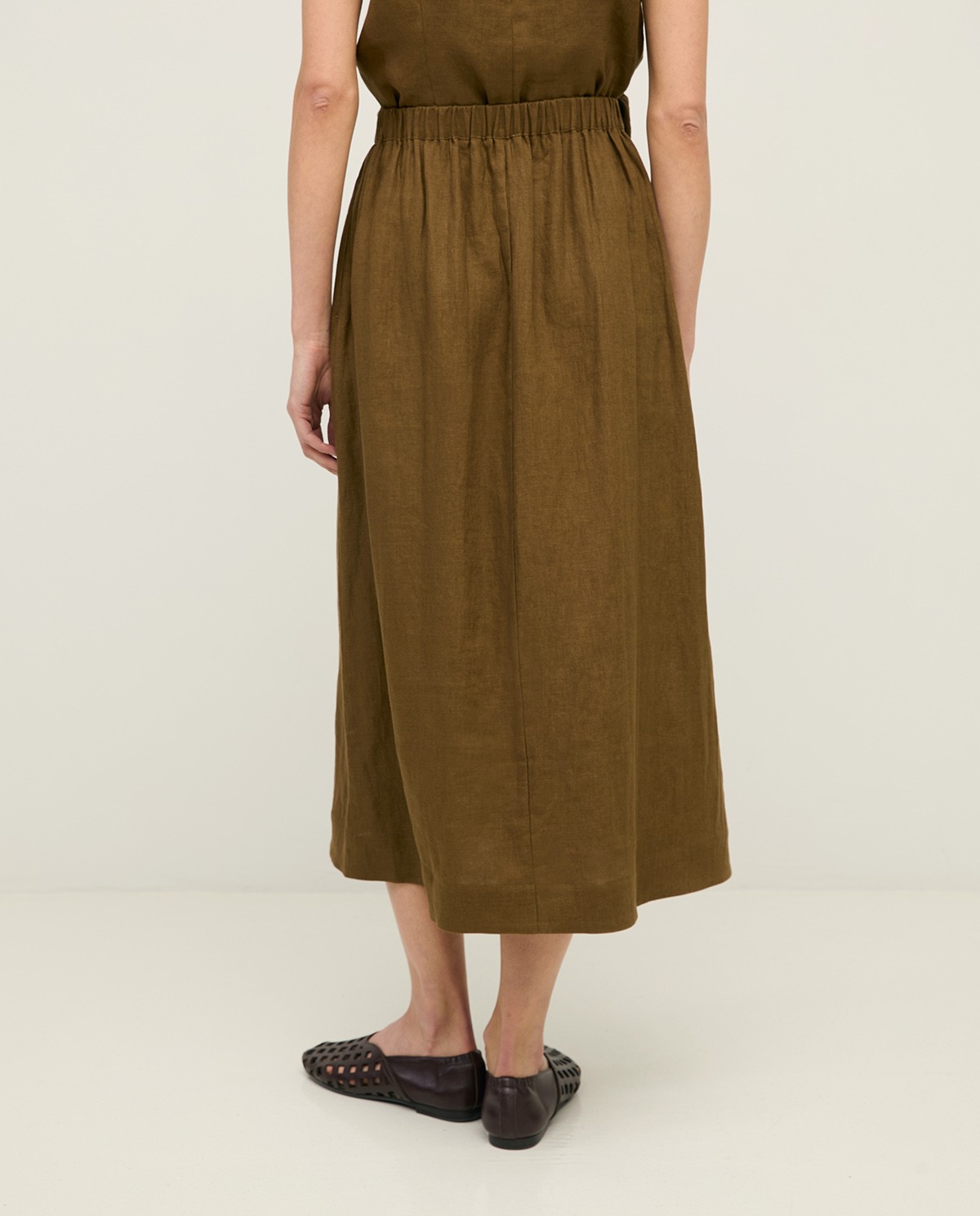 Falda de lino en color caqui, vista frontal con detalle del tejido 4