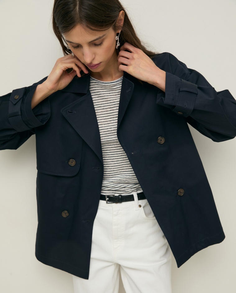 Trench corto oversize en color azul marino, vista frontal con detalle del tejido