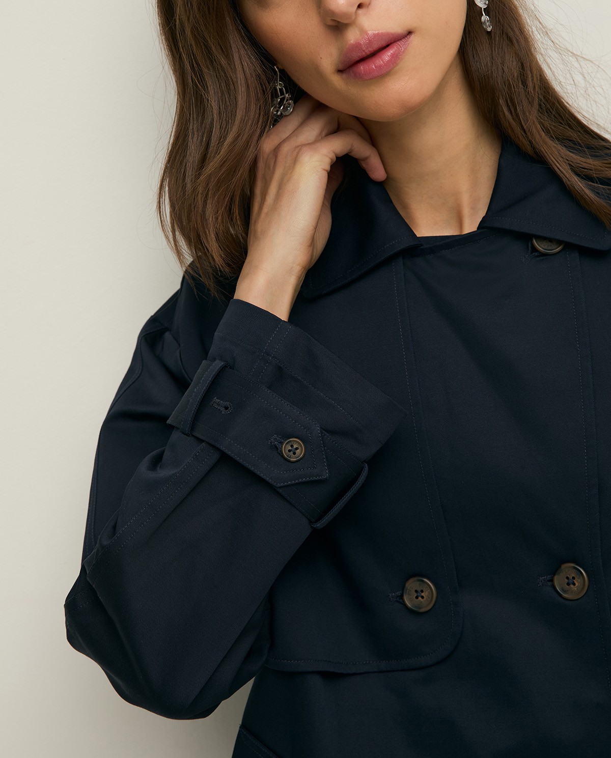 Trench corto doble botonadura