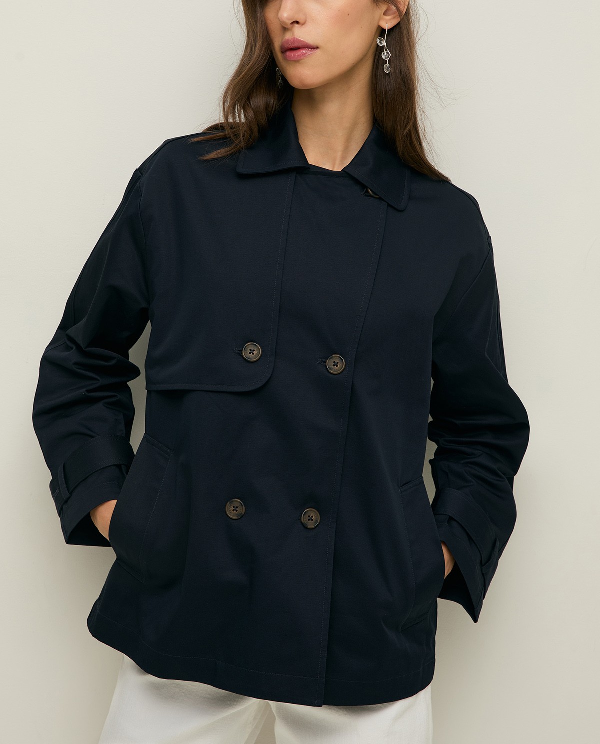 Trench corto doble botonadura