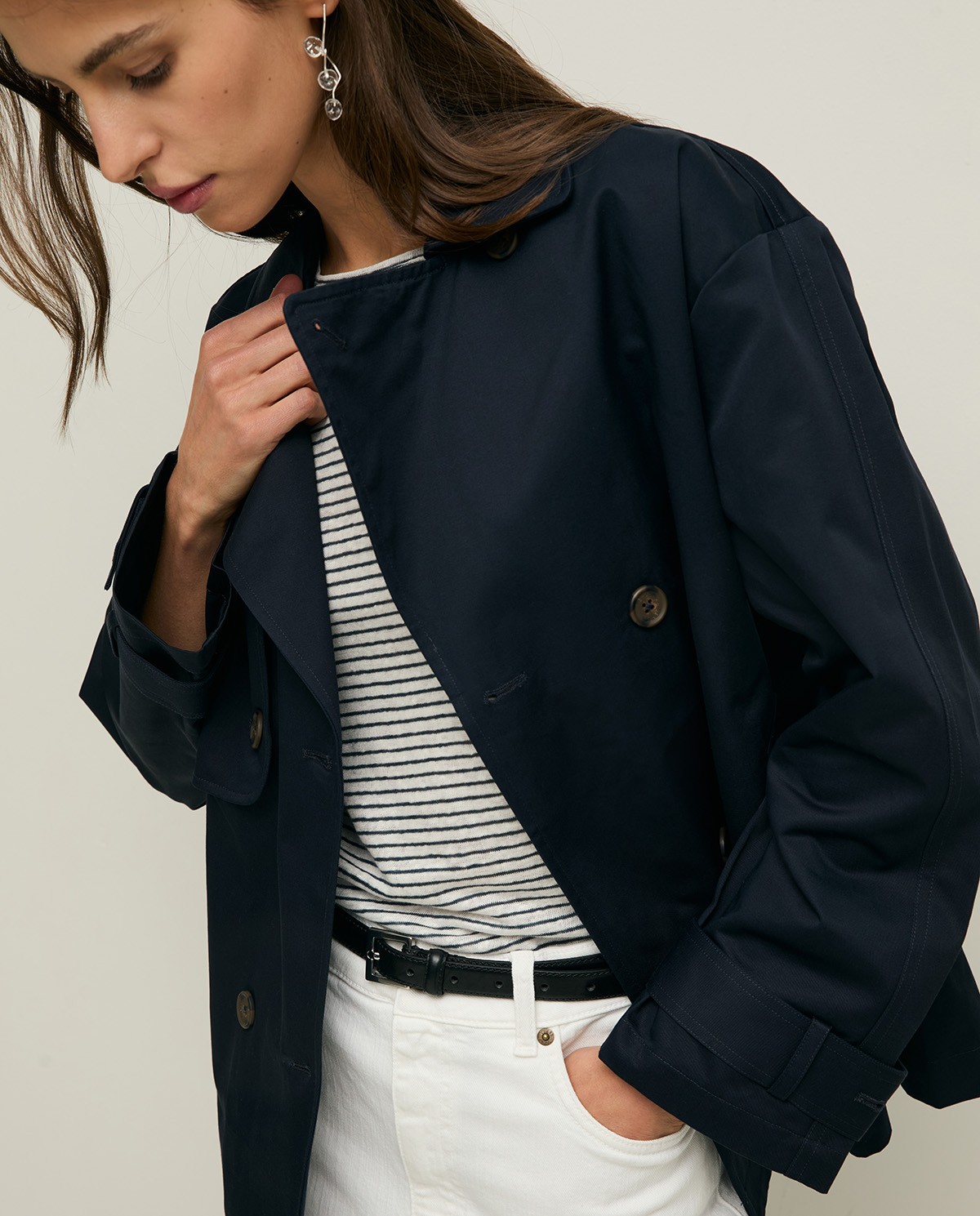 Trench corto doble botonadura