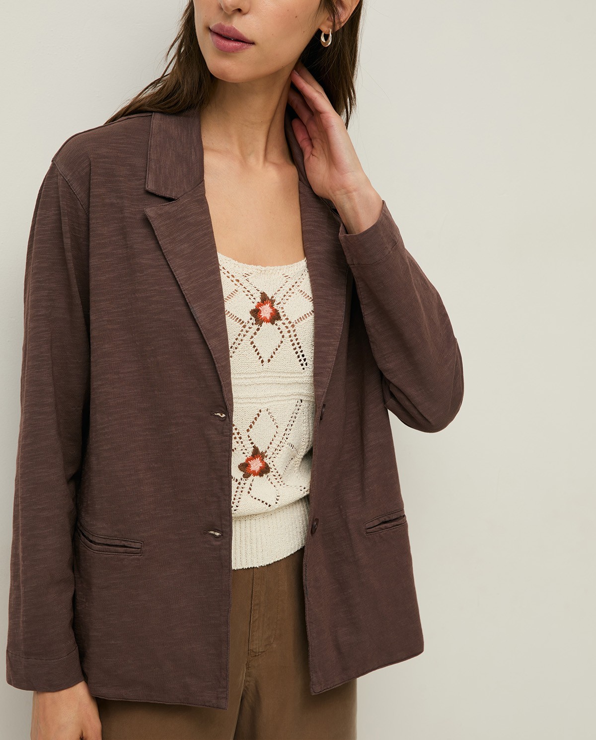 Blazer algodón flamé aberturas en color marrón, vista frontal con detalle del tejido