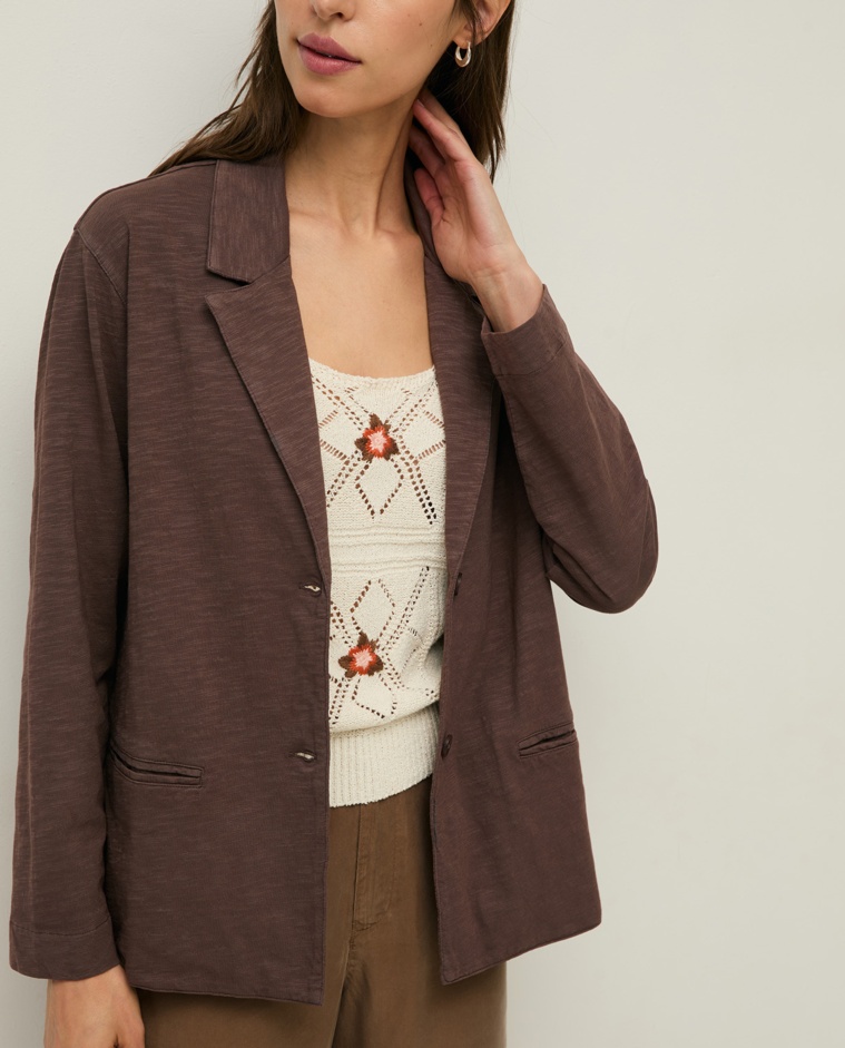 Blazer algodón flamé aberturas en color marrón, vista frontal con detalle del tejido