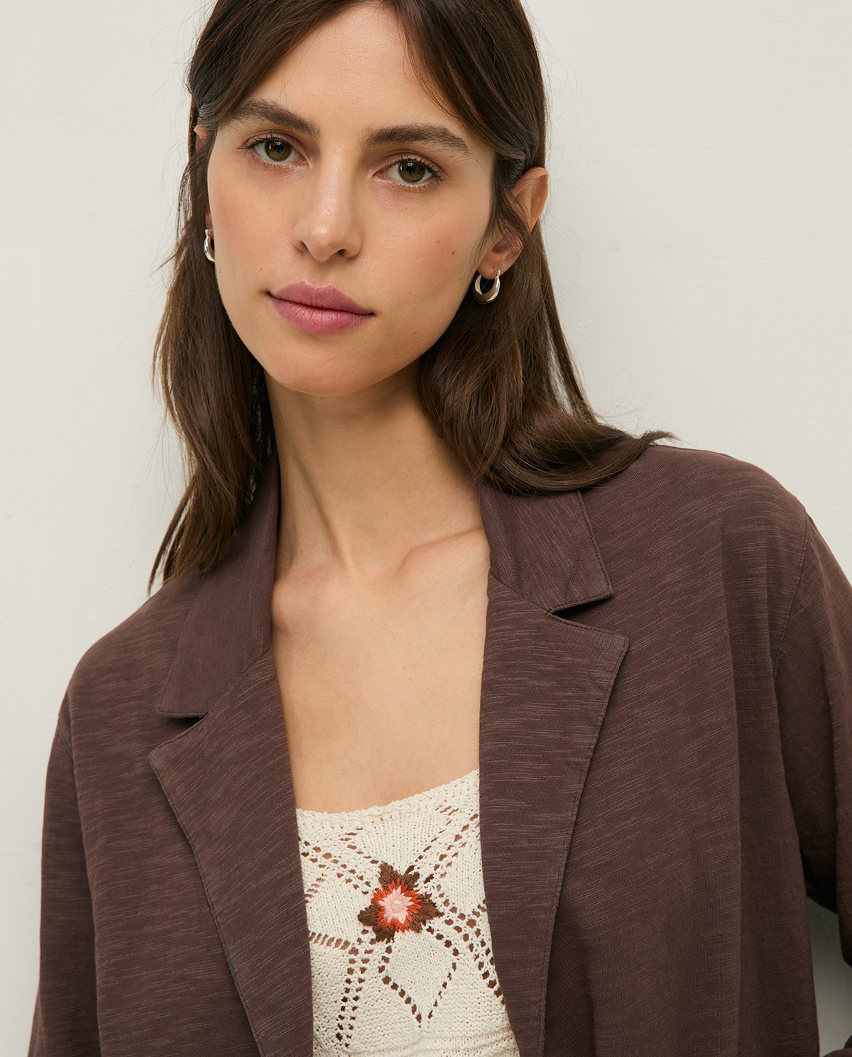 Blazer algodón flamé aberturas en color marrón, vista frontal con detalle del tejido 1