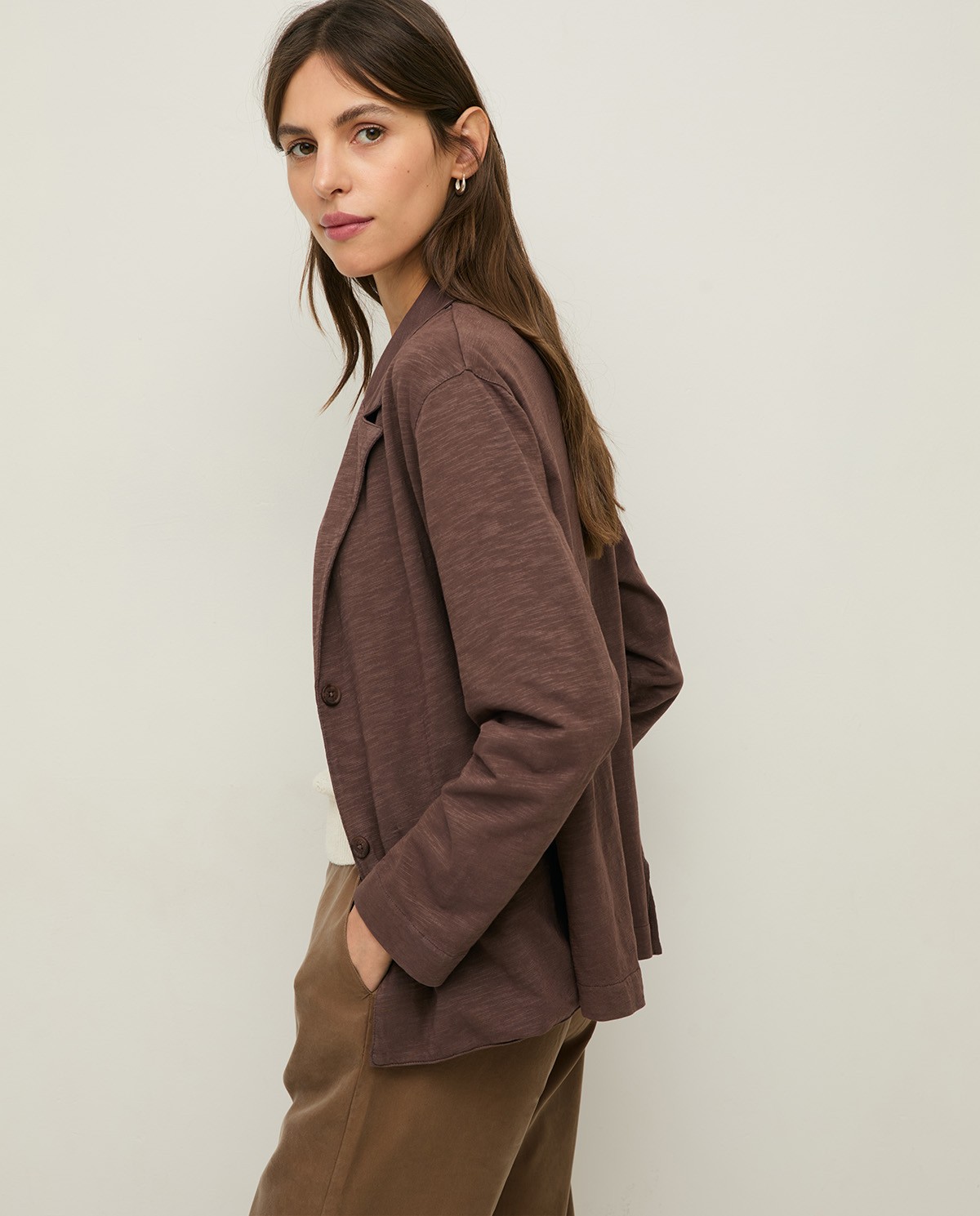 Blazer algodón flamé aberturas en color marrón, vista frontal con detalle del tejido 2