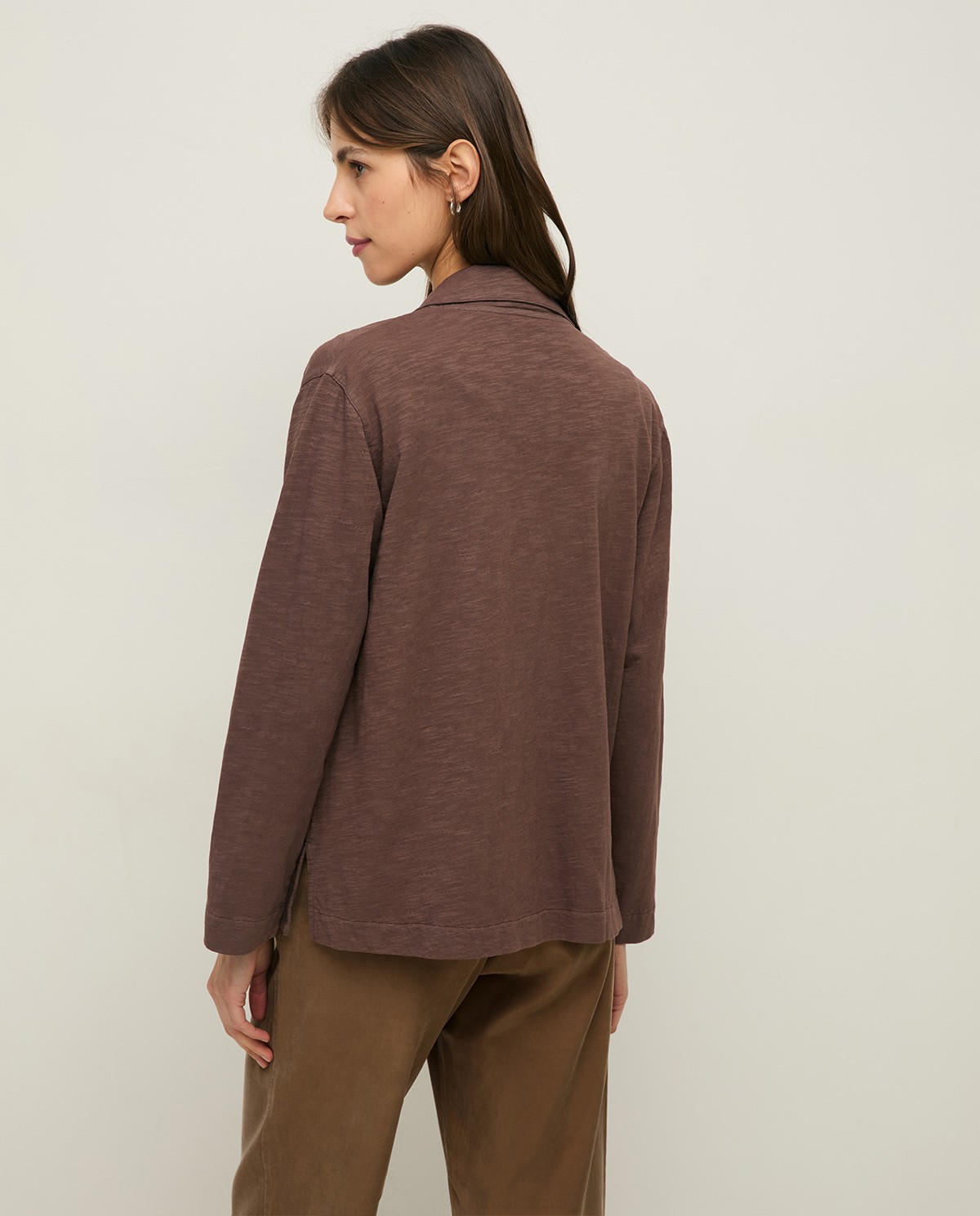 Blazer algodón flamé aberturas en color marrón, vista frontal con detalle del tejido 3